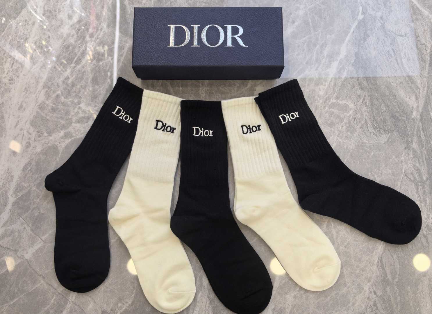 💛配包装DIOR （迪奥）新款刺绣中长款堆堆袜袜子！一盒五双， 专柜同步筒款袜子，💛大牌出街，潮人必备🔥