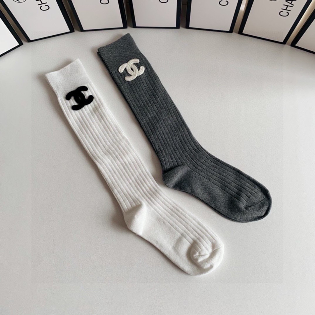 💛配包装Chanel（香奈儿）爆款出货 新款轻奢及膝小腿袜堆堆袜袜子🧦！一盒两双（颜色任选）专柜同步筒袜