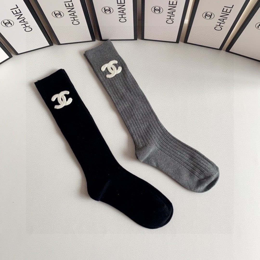 💛配包装Chanel（香奈儿）爆款出货 新款轻奢及膝小腿袜堆堆袜袜子🧦！一盒两双（颜色任选）专柜同步筒袜