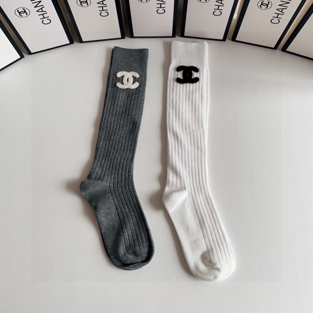 💛配包装Chanel（香奈儿）爆款出货 新款轻奢及膝小腿袜堆堆袜袜子🧦！一盒两双（颜色任选）专柜同步筒袜