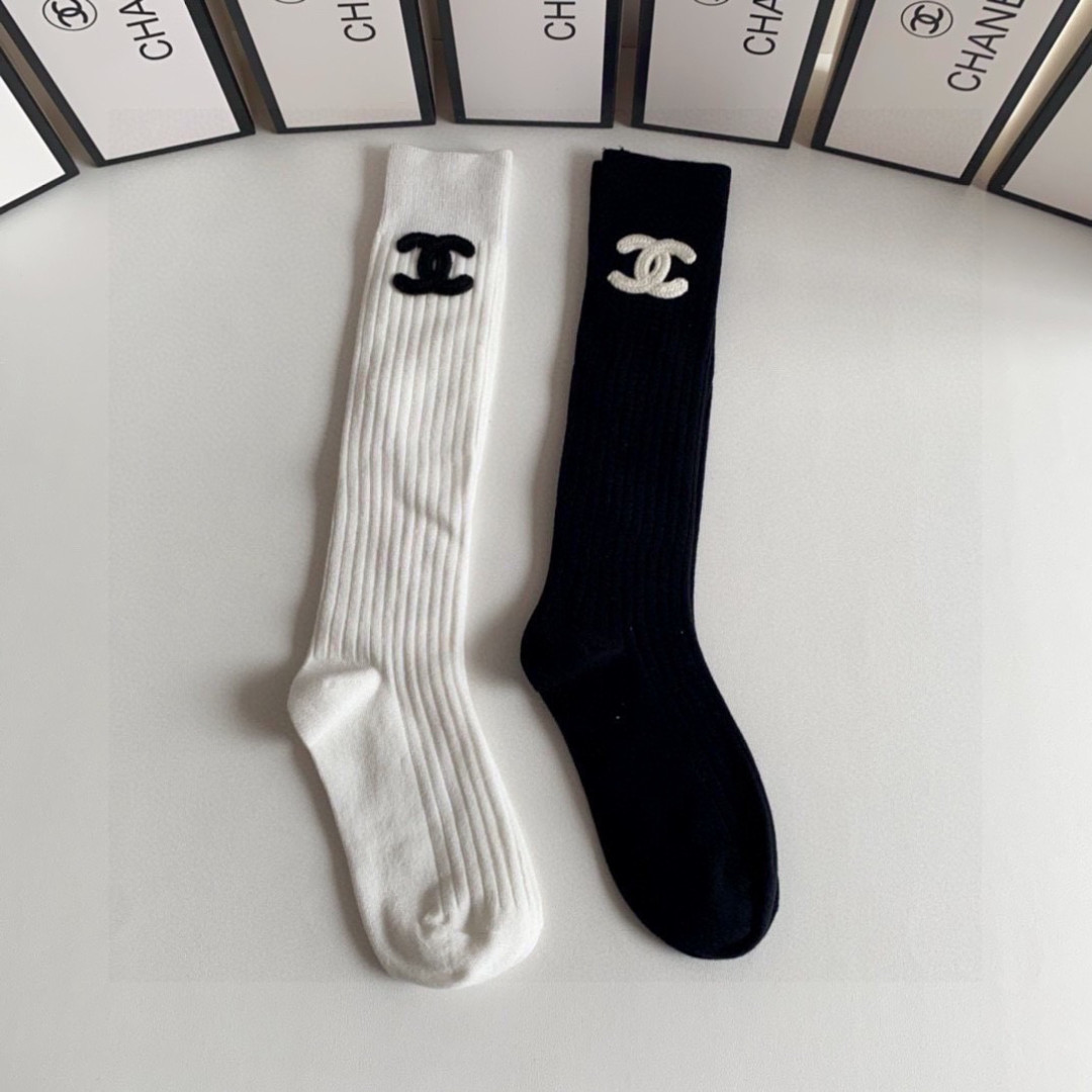 💛配包装Chanel（香奈儿）爆款出货 新款轻奢及膝小腿袜堆堆袜袜子🧦！一盒两双（颜色任选）专柜同步筒袜