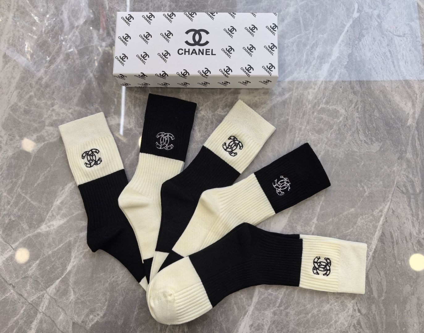 💛配包装CHANEL （香奈儿）新款羊绒刺绣中长款堆堆袜袜子！一盒五双， 专柜同步筒款袜子，💛大牌出街，