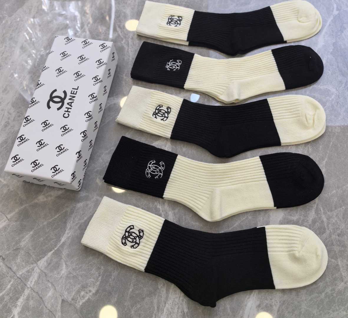 💛配包装CHANEL （香奈儿）新款羊绒刺绣中长款堆堆袜袜子！一盒五双， 专柜同步筒款袜子，💛大牌出街，