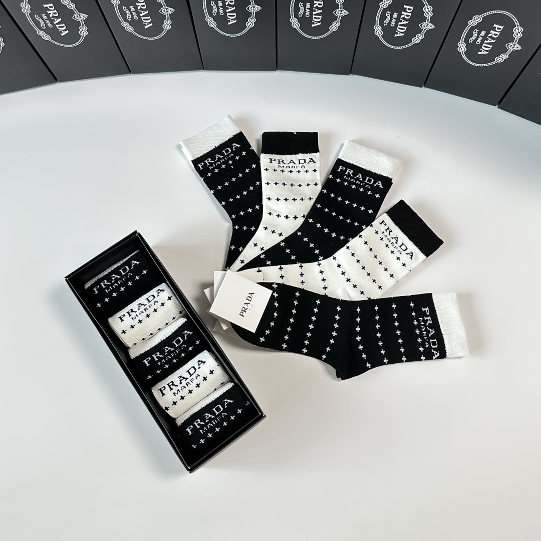 💛配包装Prada（普拉达）新款中长款堆堆袜袜子！一盒五双， 专柜同步筒款袜子，💛大牌出街，潮人必备🔥超