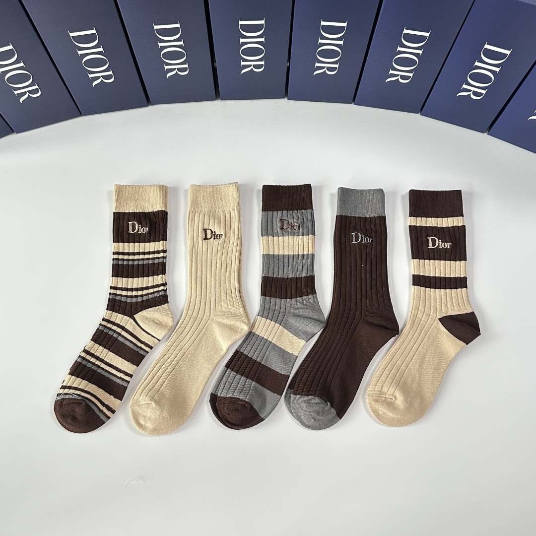 NO:618295,Specially equipped with counter packaging DIOR's new double-needle embroidered mid-length socks!  Five pairs in a box, counter-synchronized tube socks, big brands out on the street, a must-have for fashionistas, super easy to match. Socks, silk stockings, socks, dior, dior, socks19860909特 配专柜包装 DIOR（迪奥）新款双针刺绣中长款堆堆袜袜子！一盒五双,专柜同步筒袜袜子,大牌出街,潮人必备超好搭.袜子丝袜,袜子,dior,dior,socks,accessory