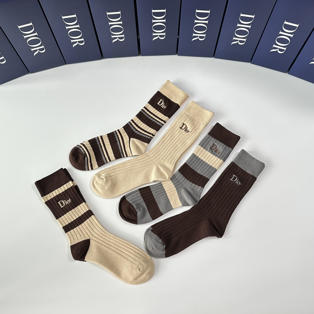 💛配专柜包装DIOR（迪奥）新款双针刺绣中长款堆堆袜袜子！一盒五双，专柜同步筒袜袜子，💛大牌出街，潮人必