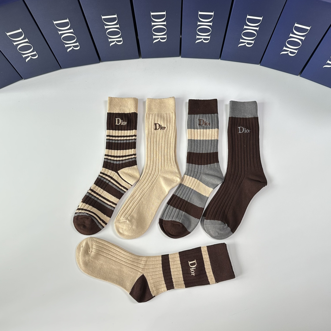 💛配专柜包装DIOR（迪奥）新款双针刺绣中长款堆堆袜袜子！一盒五双，专柜同步筒袜袜子，💛大牌出街，潮人必