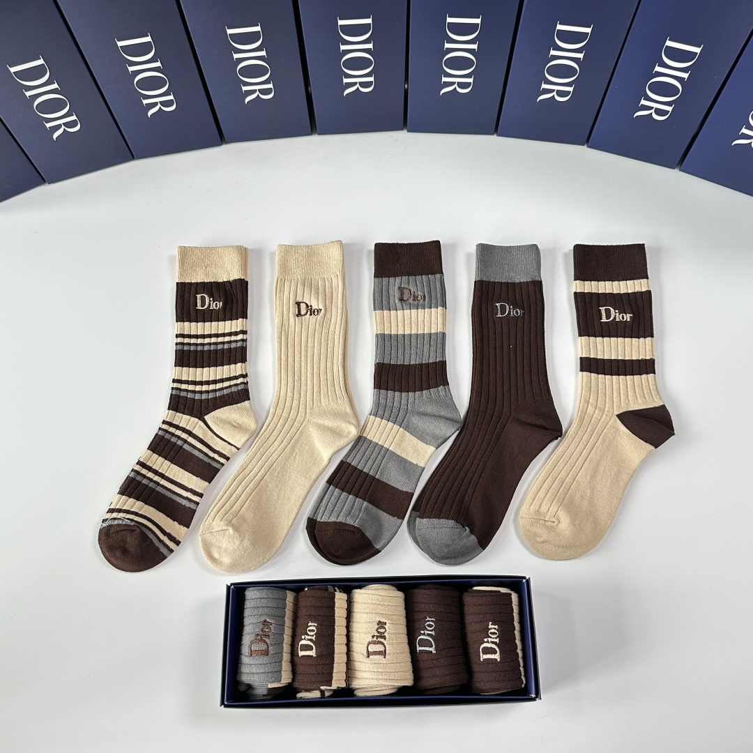 💛配专柜包装DIOR（迪奥）新款双针刺绣中长款堆堆袜袜子！一盒五双，专柜同步筒袜袜子，💛大牌出街，潮人必