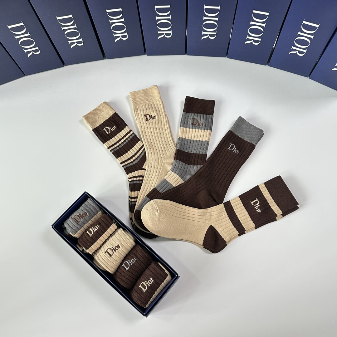 💛配专柜包装DIOR（迪奥）新款双针刺绣中长款堆堆袜袜子！一盒五双，专柜同步筒袜袜子，💛大牌出街，潮人必