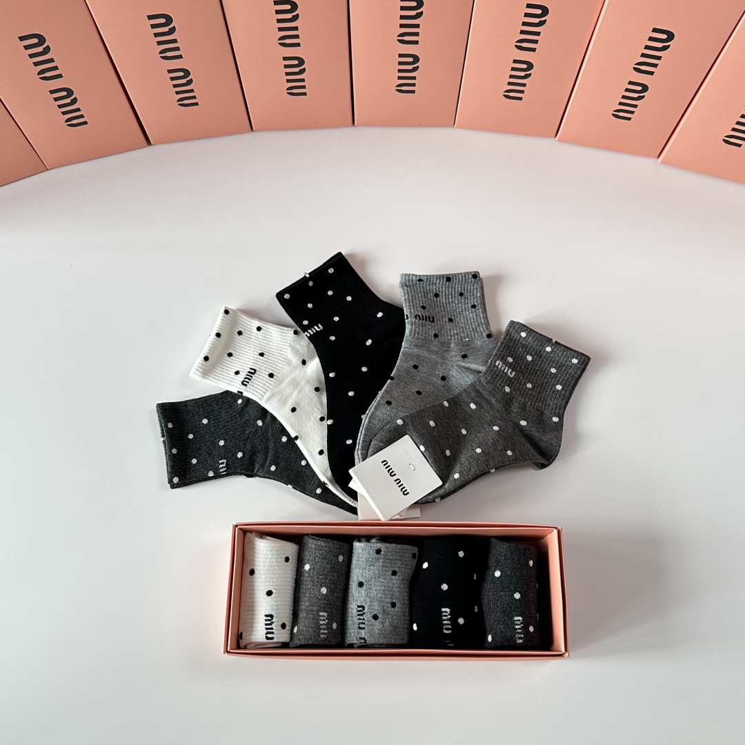 💛配包装MiuMiu（缪缪）新款中长款堆堆袜袜子！一盒五双， 专柜同步筒款袜子，💛大牌出街，潮人必备🔥超