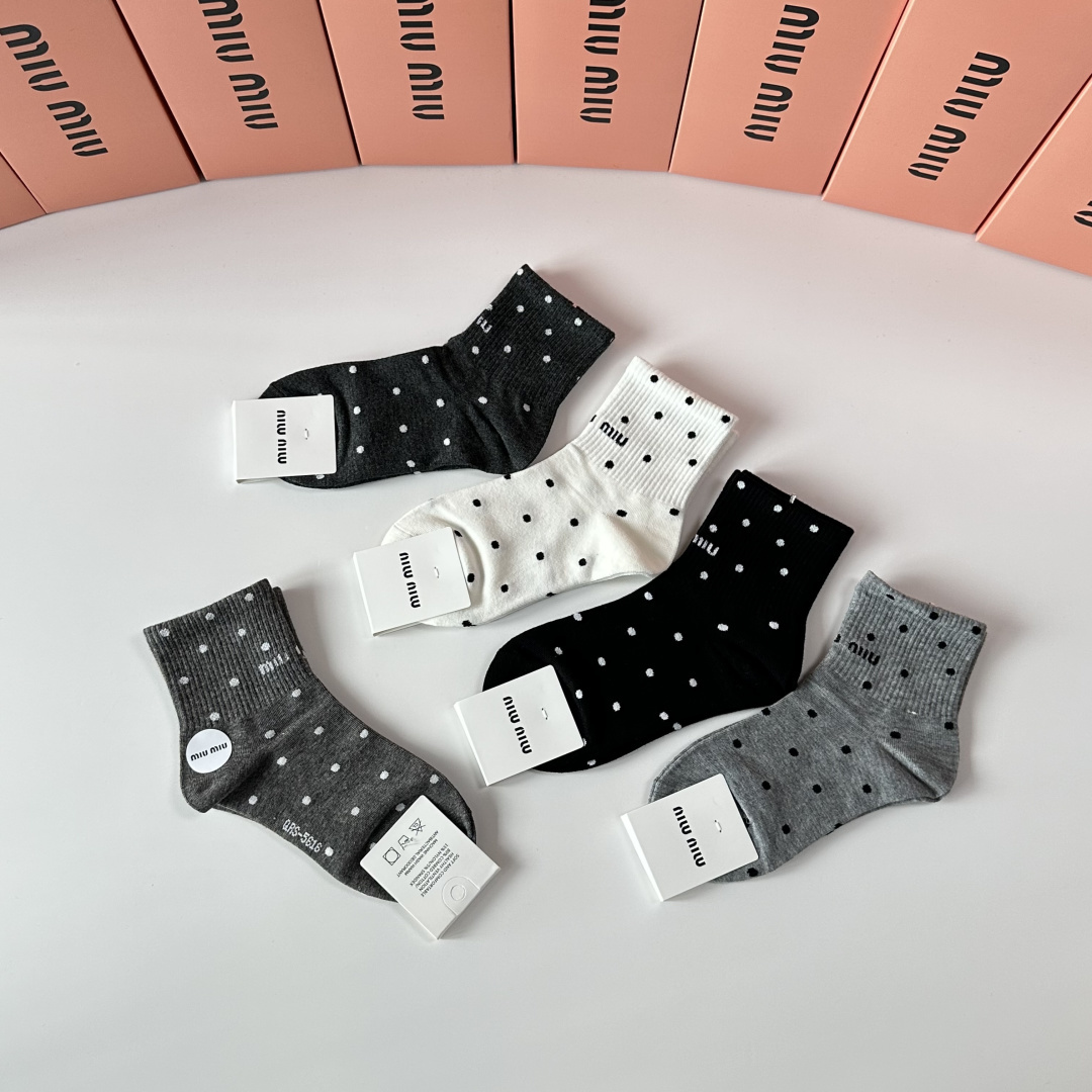 💛配包装MiuMiu（缪缪）新款中长款堆堆袜袜子！一盒五双， 专柜同步筒款袜子，💛大牌出街，潮人必备🔥超