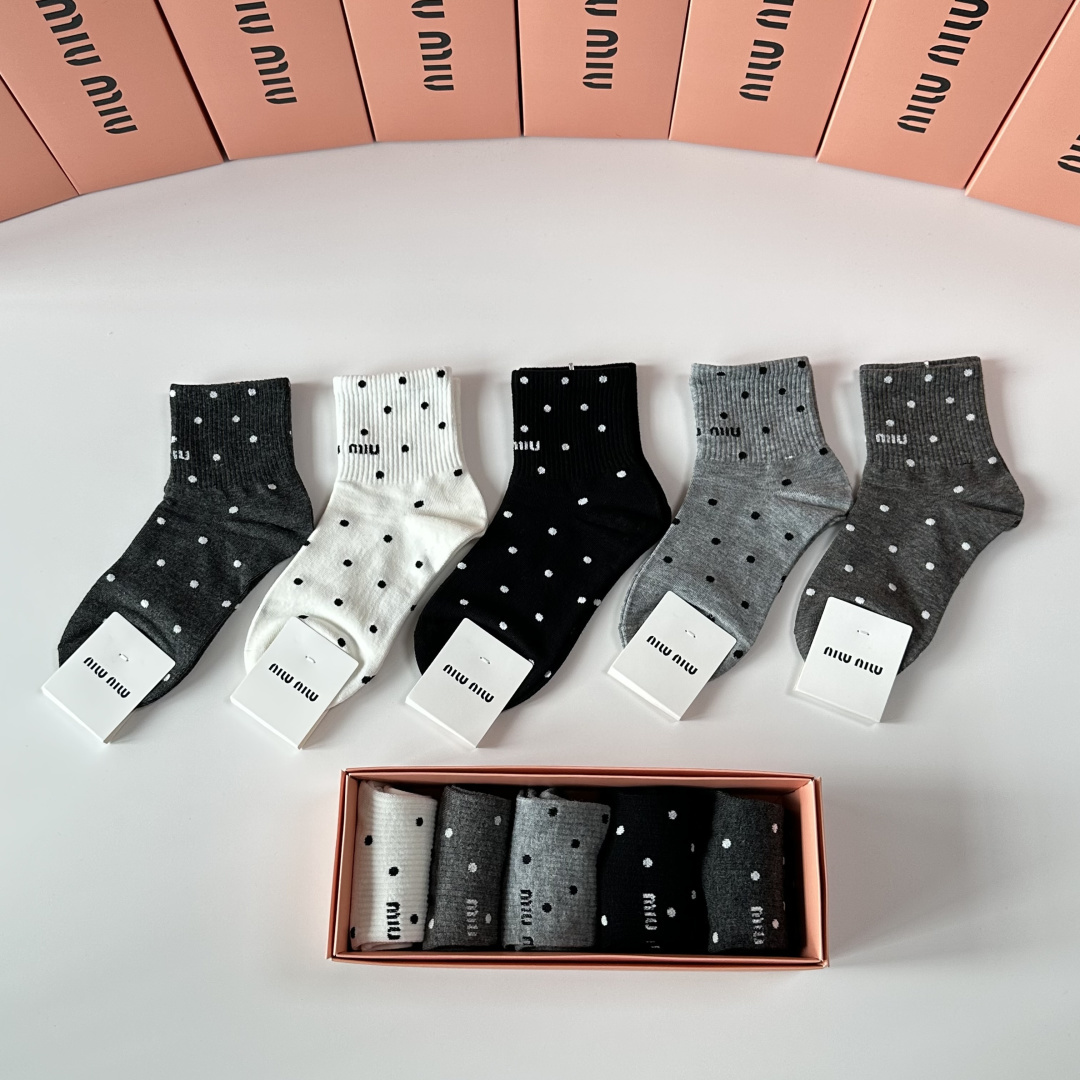 💛配包装MiuMiu（缪缪）新款中长款堆堆袜袜子！一盒五双， 专柜同步筒款袜子，💛大牌出街，潮人必备🔥超