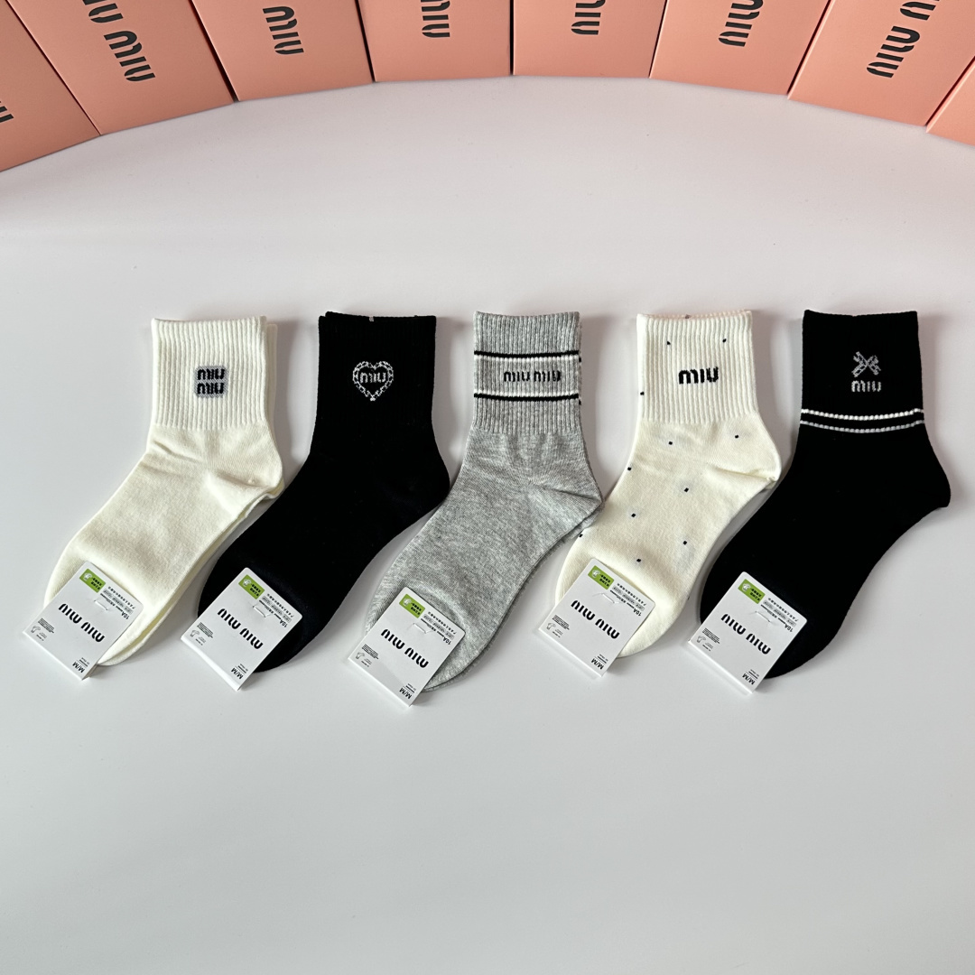 NO:618278,Special packaging MiuMiu's new mid-length pile socks!  Five pairs in a box, counter-synchronized tube socks, big brands out on the street, fashionable people must-have super matching socks stockings, socks, miumiu, socks19860909特 配包装 MiuMiu（缪缪）新款中长款堆堆袜袜子！一盒五双, 专柜同步筒款袜子,大牌出街,潮人必备超好搭袜子丝袜,袜子,miumiu,socks,accessory