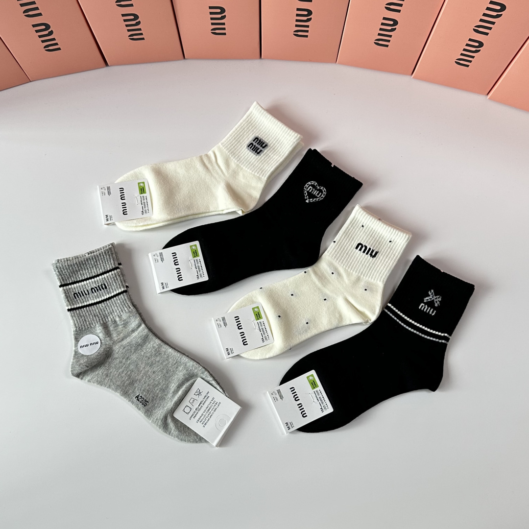 💛配包装MiuMiu（缪缪）新款中长款堆堆袜袜子！一盒五双， 专柜同步筒款袜子，💛大牌出街，潮人必备🔥超