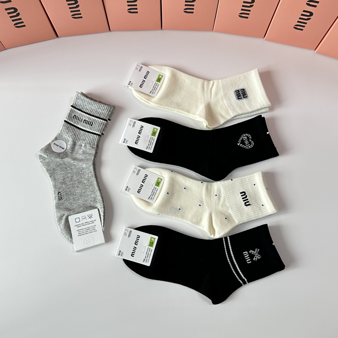 💛配包装MiuMiu（缪缪）新款中长款堆堆袜袜子！一盒五双， 专柜同步筒款袜子，💛大牌出街，潮人必备🔥超