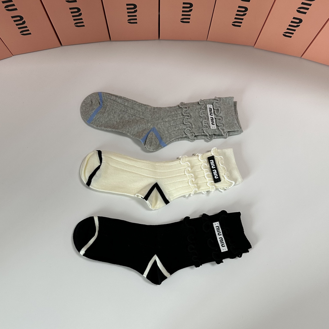 💛配包装MiuMiu（缪缪）新款经典中长款饰品袜堆堆袜袜子！一盒三双， 专柜同步筒款袜子，💛大牌出街，潮