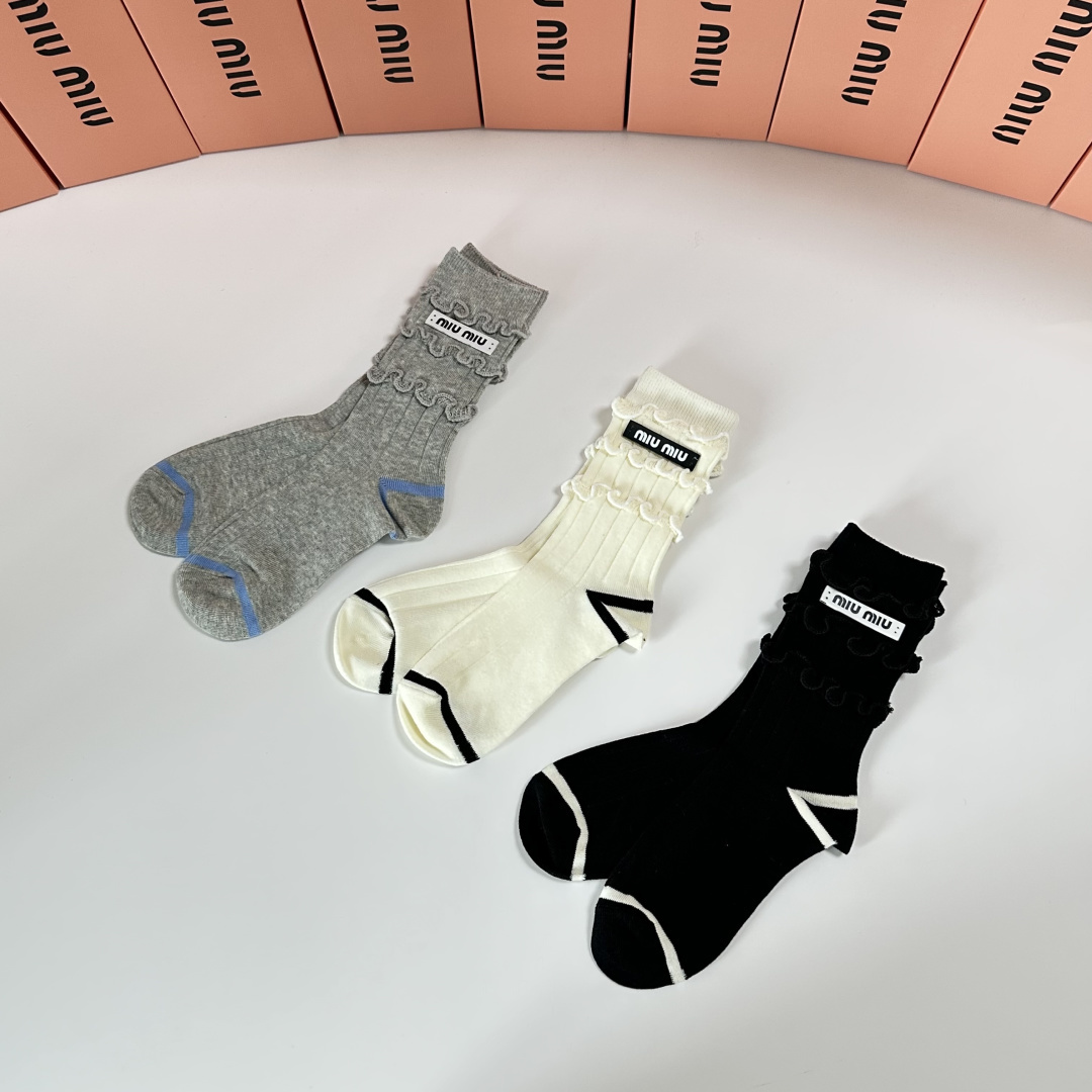 💛配包装MiuMiu（缪缪）新款经典中长款饰品袜堆堆袜袜子！一盒三双， 专柜同步筒款袜子，💛大牌出街，潮