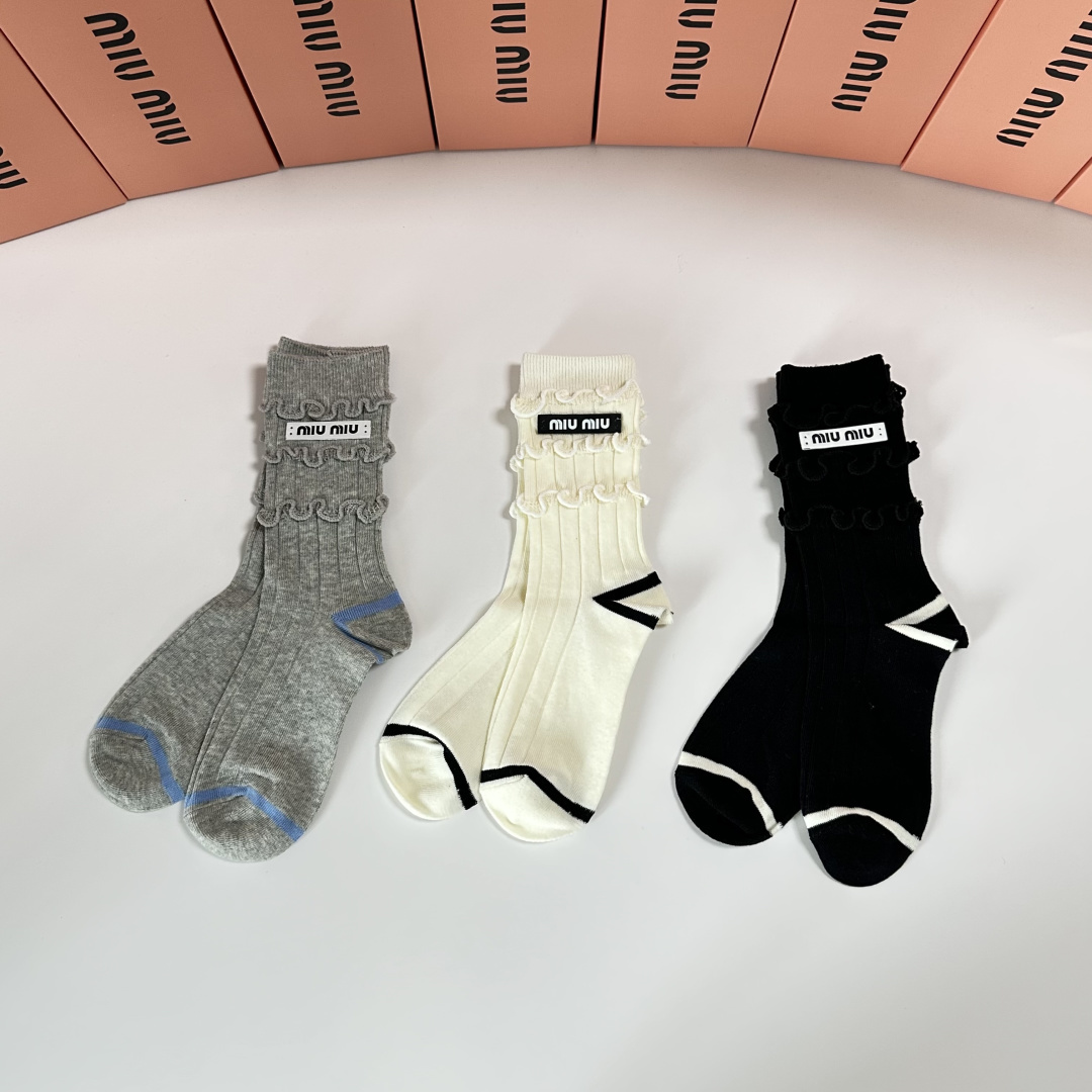 💛配包装MiuMiu（缪缪）新款经典中长款饰品袜堆堆袜袜子！一盒三双， 专柜同步筒款袜子，💛大牌出街，潮