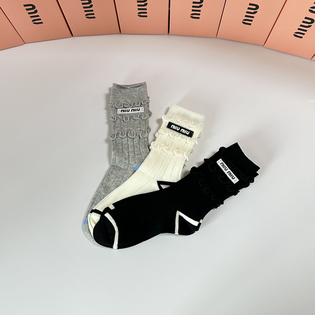 💛配包装MiuMiu（缪缪）新款经典中长款饰品袜堆堆袜袜子！一盒三双， 专柜同步筒款袜子，💛大牌出街，潮