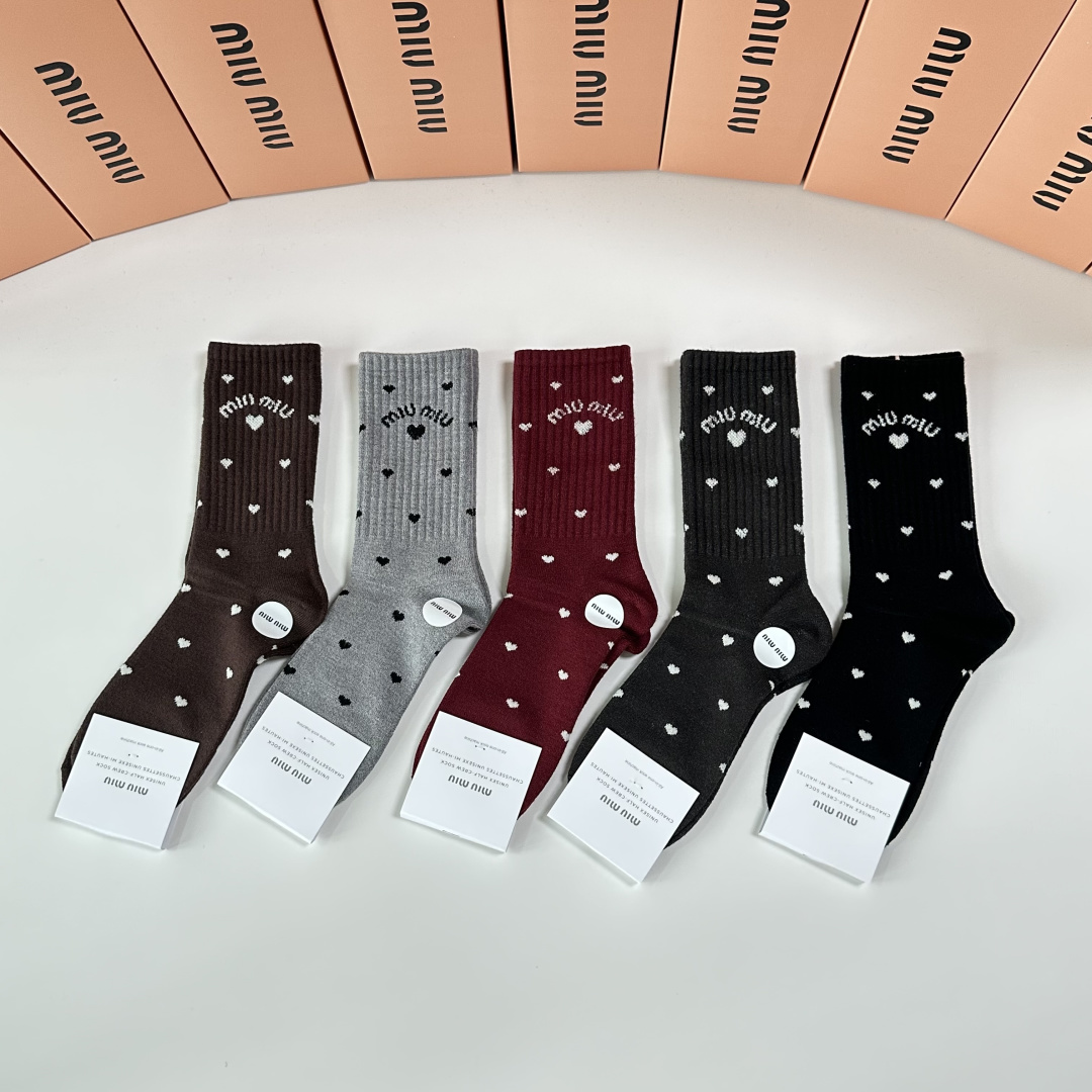 NO:618296,Specially equipped with counter packaging MiuMiu's new wool mid-length pile socks!  Five pairs in a box, counter-synchronized tube socks, big brands out on the street, a must-have for fashionistas, super easy to match. Socks, stockings, miumiu, socks19860909特 配专柜包装 MiuMiu（缪缪）新款羊毛中长款堆堆袜袜子！一盒五双,专柜同步筒袜袜子,大牌出街,潮人必备超好搭.袜子丝袜,袜子,miumiu,socks,accessory