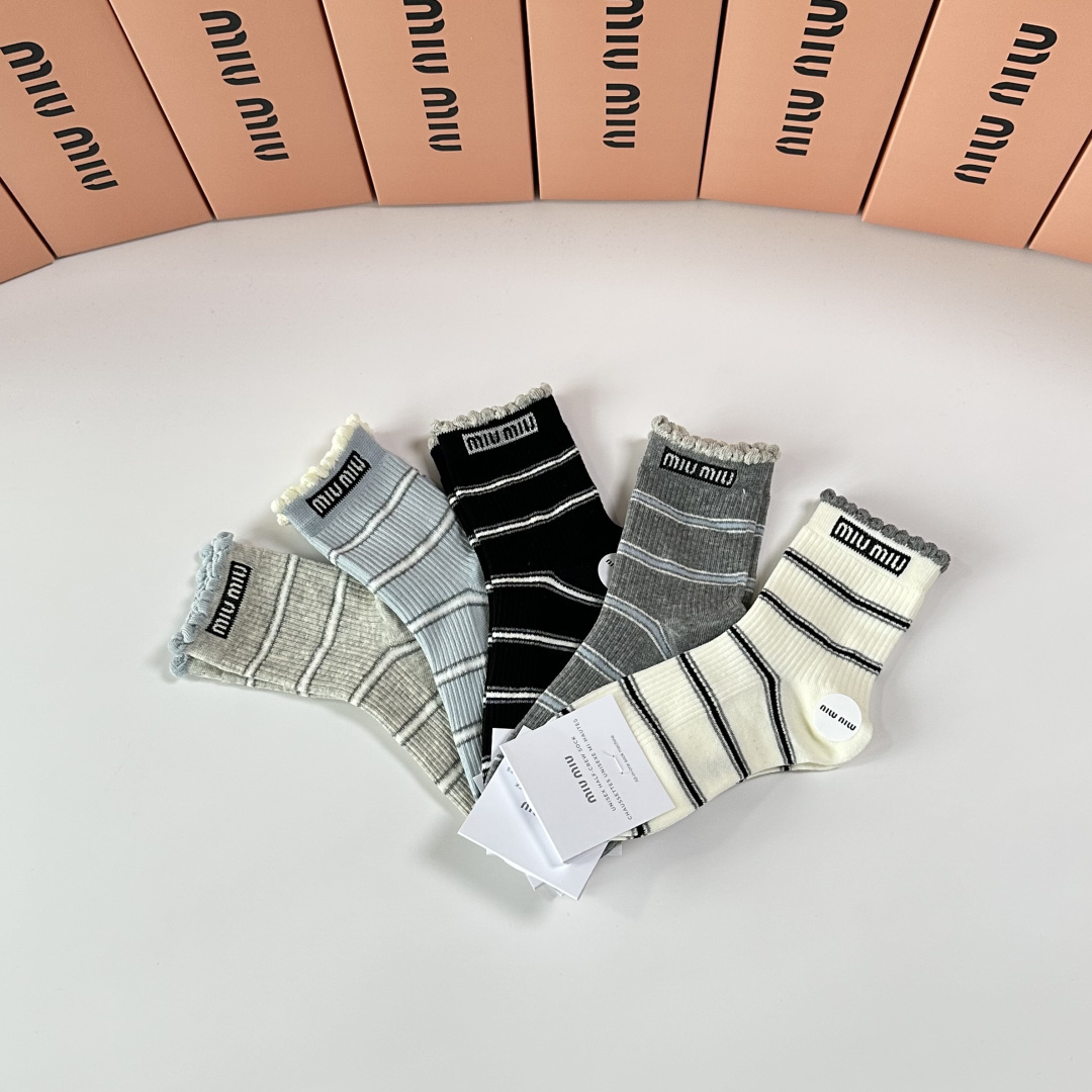 💛配包装MiuMiu（缪缪）新款中长款堆堆袜袜子！一盒五双， 专柜同步筒款袜子，💛大牌出街，潮人必备🔥超