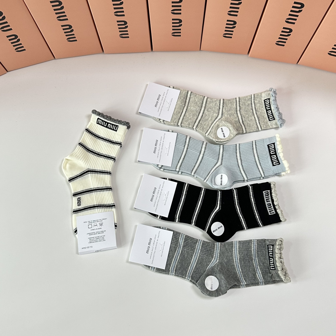 💛配包装MiuMiu（缪缪）新款中长款堆堆袜袜子！一盒五双， 专柜同步筒款袜子，💛大牌出街，潮人必备🔥超