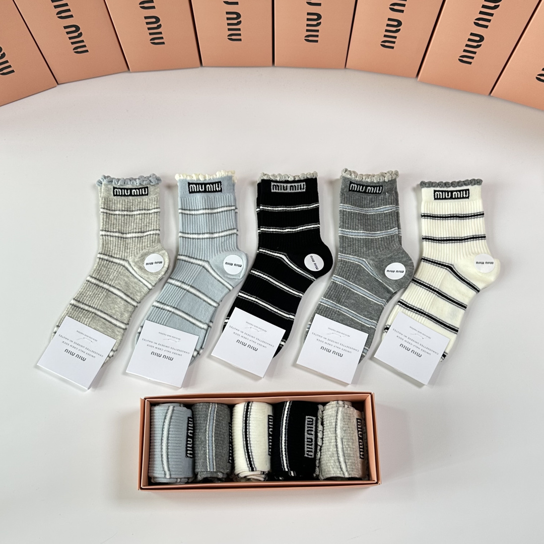 💛配包装MiuMiu（缪缪）新款中长款堆堆袜袜子！一盒五双， 专柜同步筒款袜子，💛大牌出街，潮人必备🔥超
