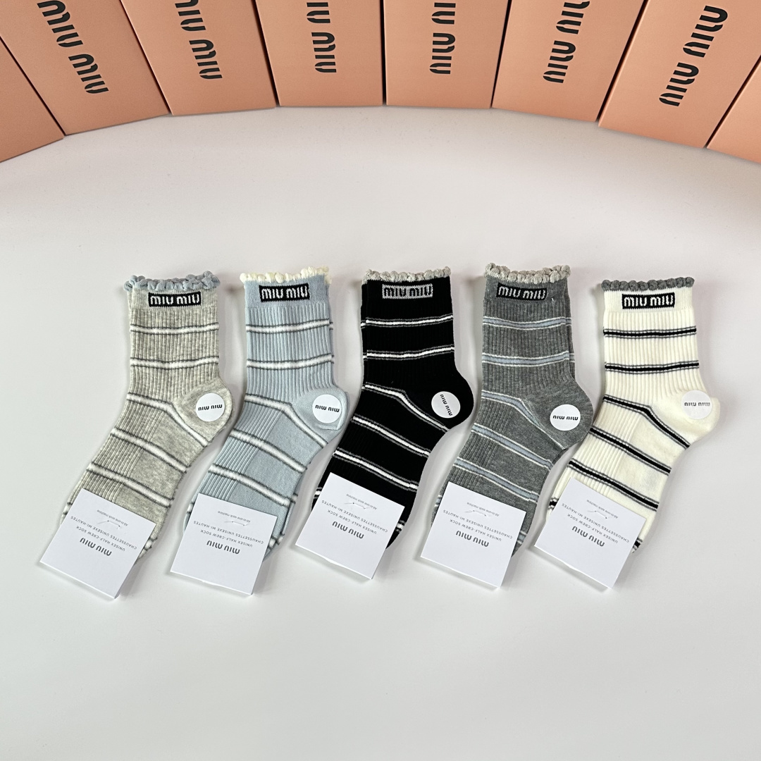 NO:618299,Special packaging MiuMiu's new mid-length pile socks!  Five pairs in a box, counter-synchronized tube socks, big brands out on the street, fashionable people must-have super matching socks stockings, socks, miumiu, socks19860909特 配包装 MiuMiu（缪缪）新款中长款堆堆袜袜子！一盒五双, 专柜同步筒款袜子,大牌出街,潮人必备超好搭袜子丝袜,袜子,miumiu,socks,accessory