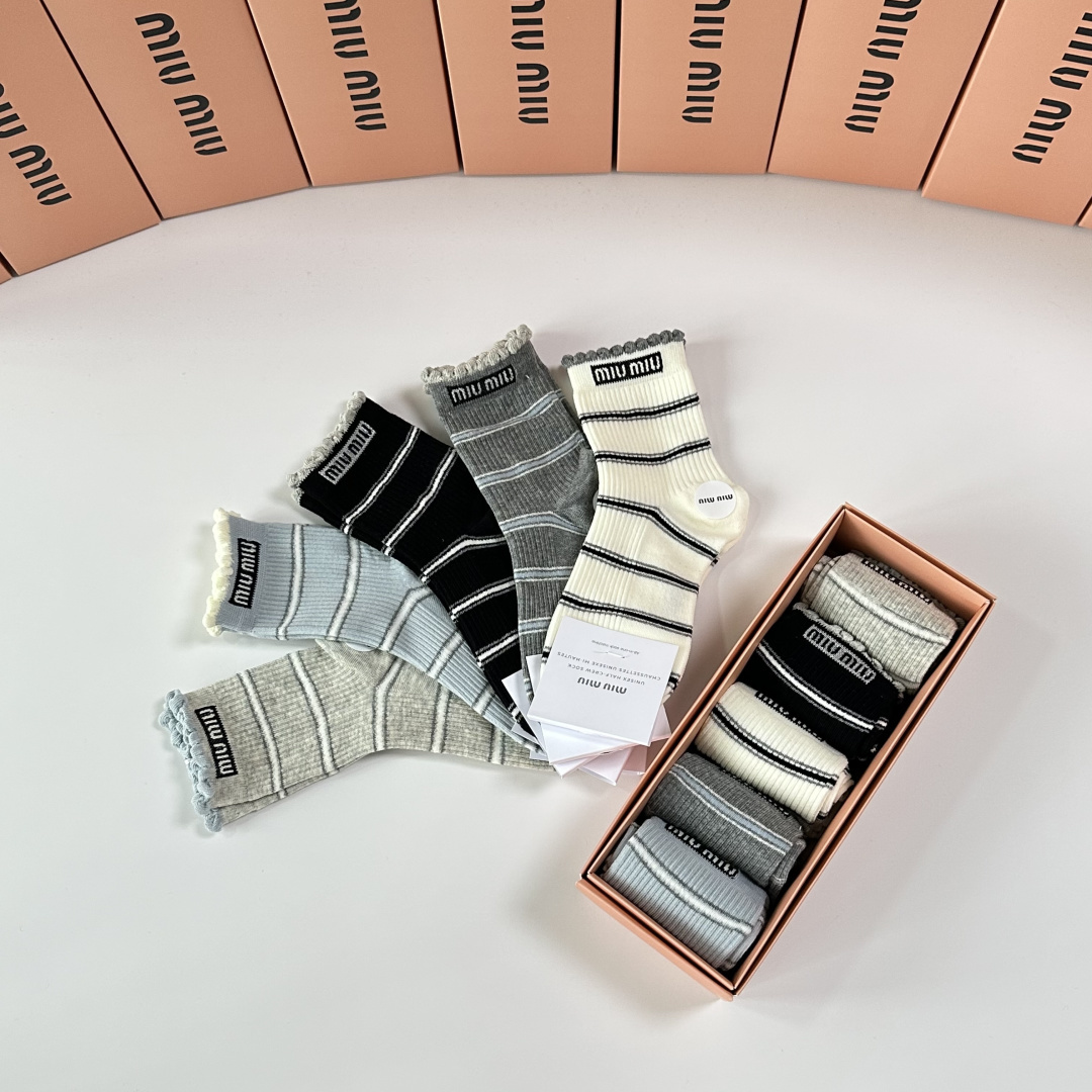 💛配包装MiuMiu（缪缪）新款中长款堆堆袜袜子！一盒五双， 专柜同步筒款袜子，💛大牌出街，潮人必备🔥超