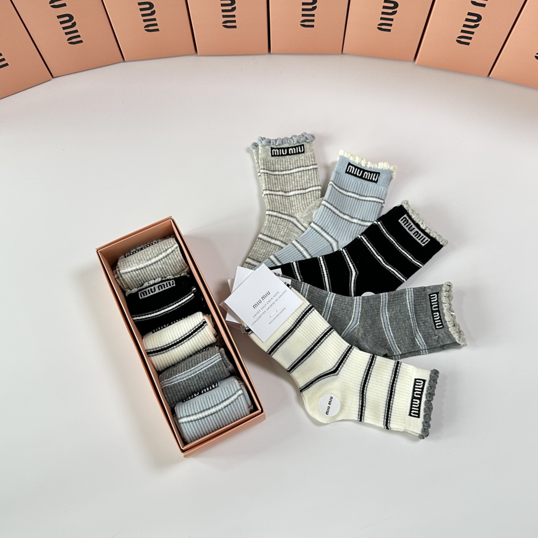 💛配包装MiuMiu（缪缪）新款中长款堆堆袜袜子！一盒五双， 专柜同步筒款袜子，💛大牌出街，潮人必备🔥超