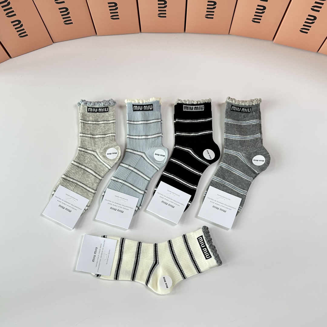 💛配包装MiuMiu（缪缪）新款中长款堆堆袜袜子！一盒五双， 专柜同步筒款袜子，💛大牌出街，潮人必备🔥超