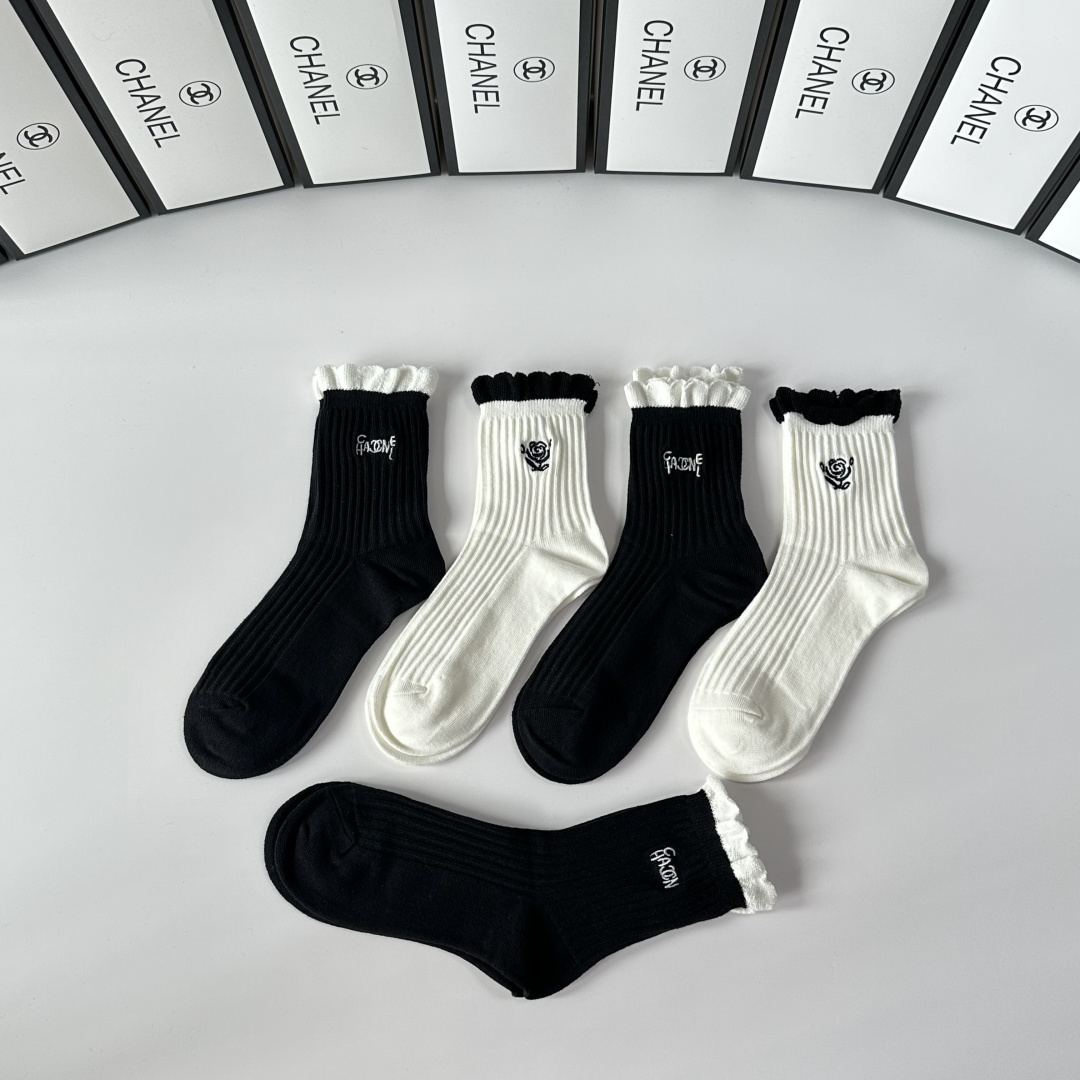 💛配包装Chanel（香奈儿）新款山茶花刺绣中长款堆堆袜袜子！一盒五双， 专柜同步筒款袜子，💛大牌出街，