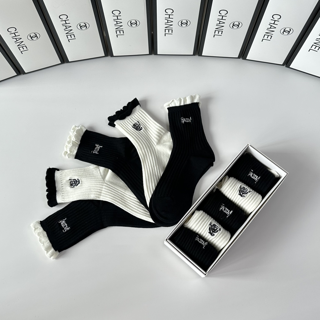 💛配包装Chanel（香奈儿）新款山茶花刺绣中长款堆堆袜袜子！一盒五双， 专柜同步筒款袜子，💛大牌出街，