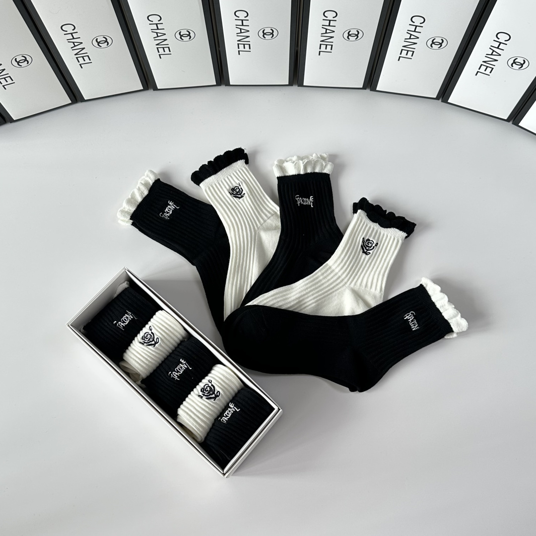 💛配包装Chanel（香奈儿）新款山茶花刺绣中长款堆堆袜袜子！一盒五双， 专柜同步筒款袜子，💛大牌出街，