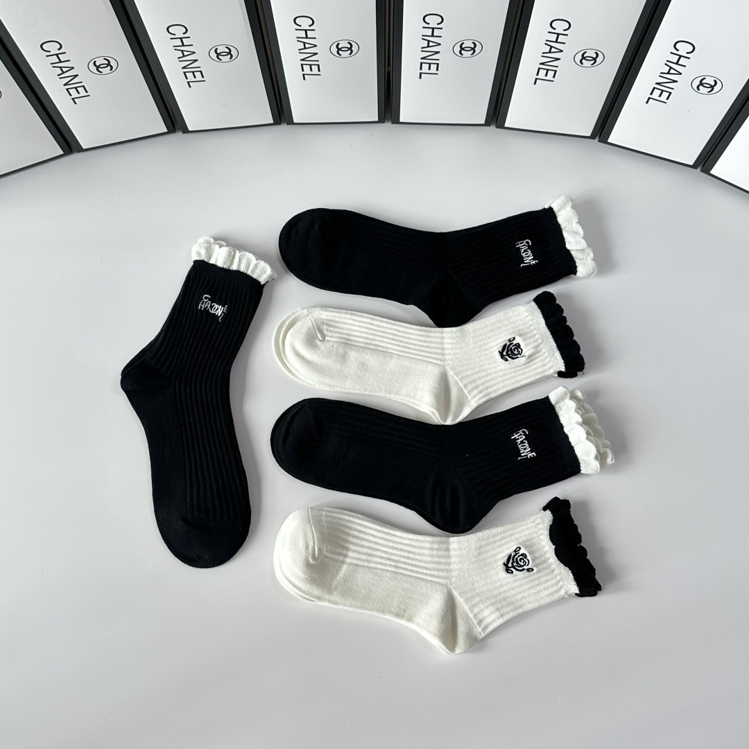 💛配包装Chanel（香奈儿）新款山茶花刺绣中长款堆堆袜袜子！一盒五双， 专柜同步筒款袜子，💛大牌出街，
