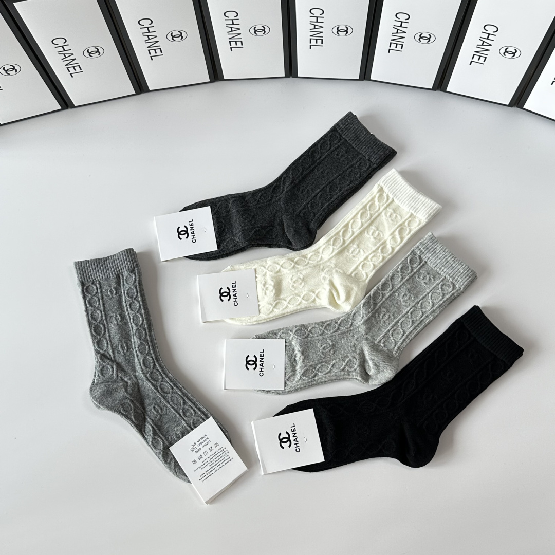 💛配包装Chanel（香奈儿）新款羊绒中长款堆堆袜袜子！一盒五双， 专柜同步筒款袜子，💛大牌出街，潮人必