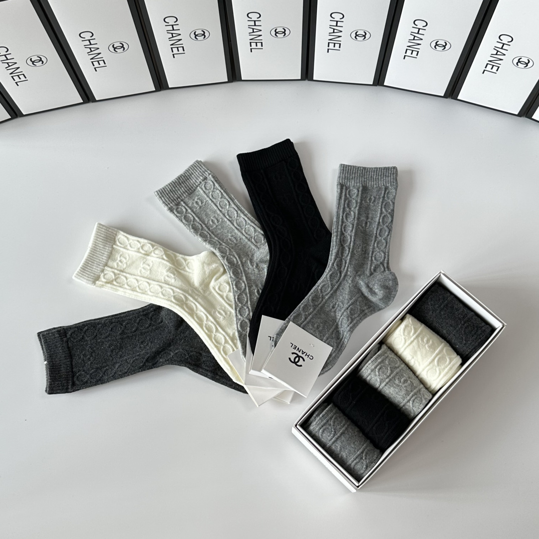 💛配包装Chanel（香奈儿）新款羊绒中长款堆堆袜袜子！一盒五双， 专柜同步筒款袜子，💛大牌出街，潮人必