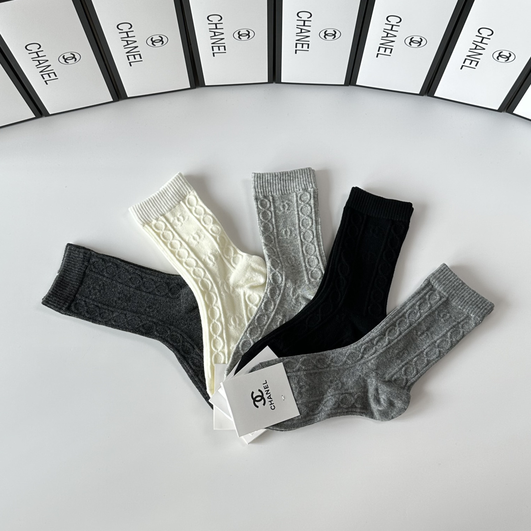 💛配包装Chanel（香奈儿）新款羊绒中长款堆堆袜袜子！一盒五双， 专柜同步筒款袜子，💛大牌出街，潮人必