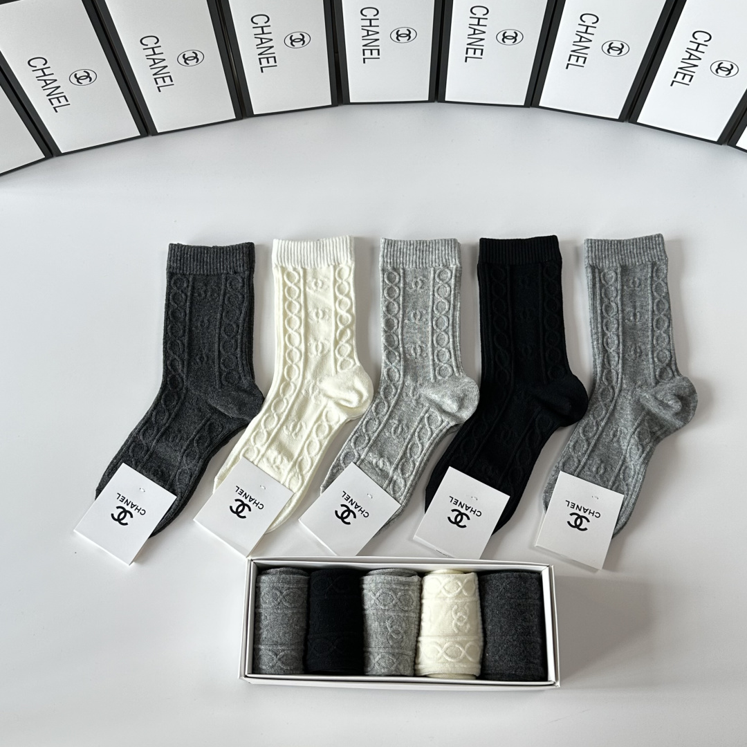 💛配包装Chanel（香奈儿）新款羊绒中长款堆堆袜袜子！一盒五双， 专柜同步筒款袜子，💛大牌出街，潮人必