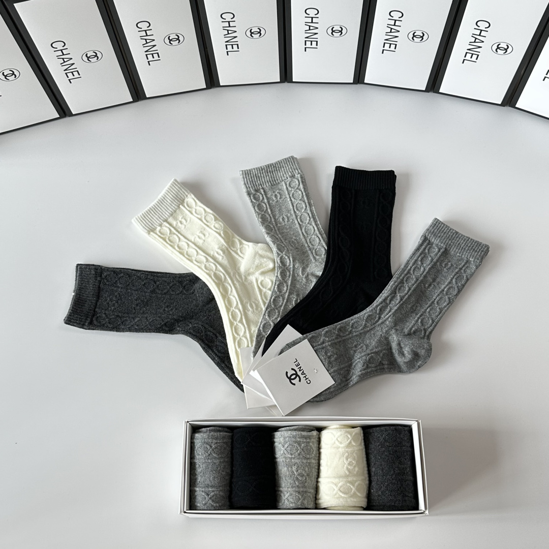 💛配包装Chanel（香奈儿）新款羊绒中长款堆堆袜袜子！一盒五双， 专柜同步筒款袜子，💛大牌出街，潮人必