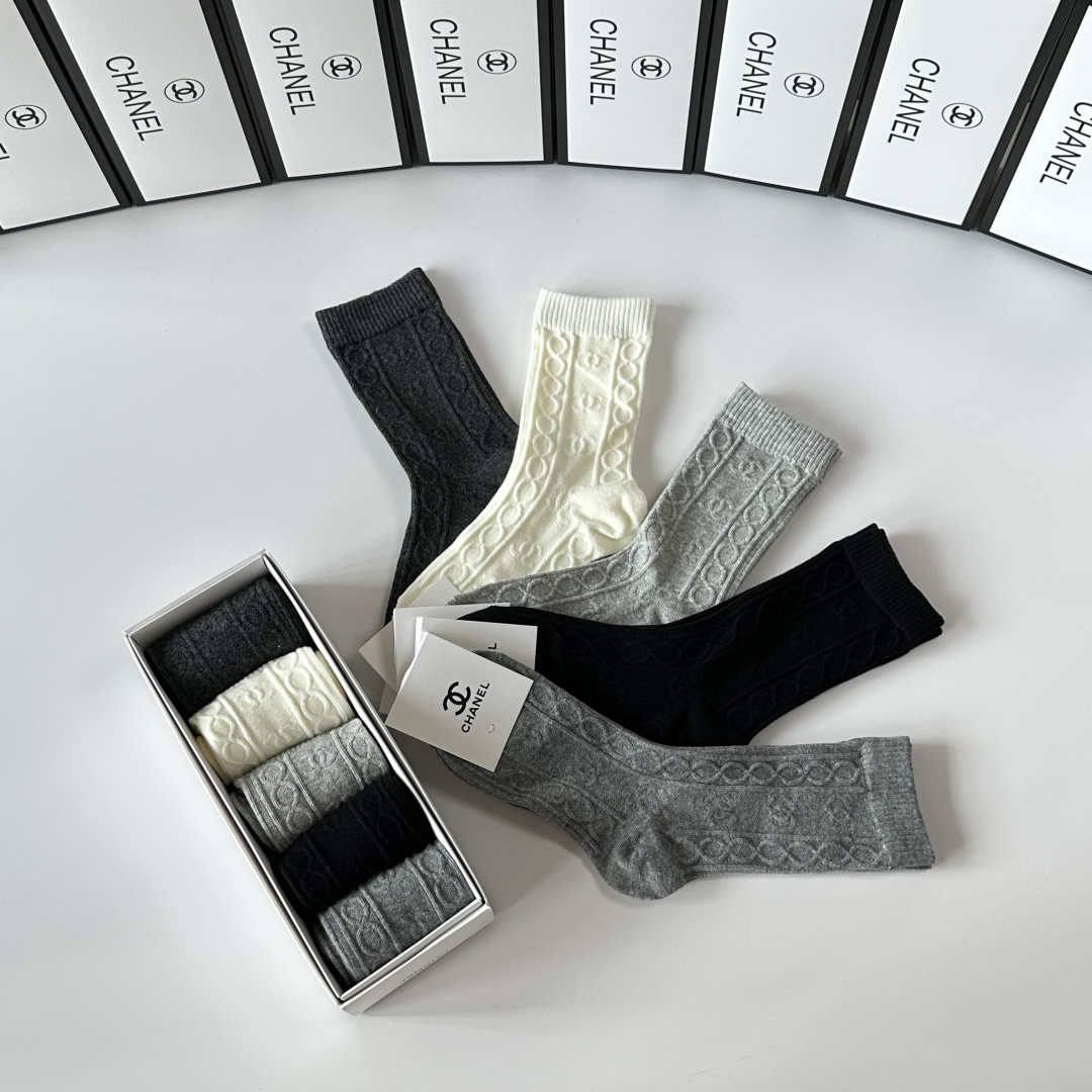 💛配包装Chanel（香奈儿）新款羊绒中长款堆堆袜袜子！一盒五双， 专柜同步筒款袜子，💛大牌出街，潮人必