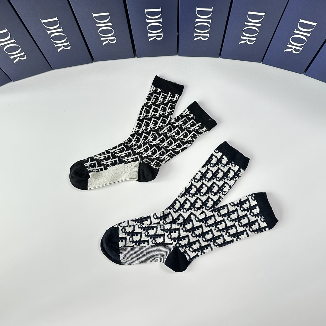 💛配专柜包装DIOR（迪奥）新款双针羊绒堆堆袜袜子！一盒两双，专柜同步筒袜袜子，💛大牌出街，潮人必备🔥超