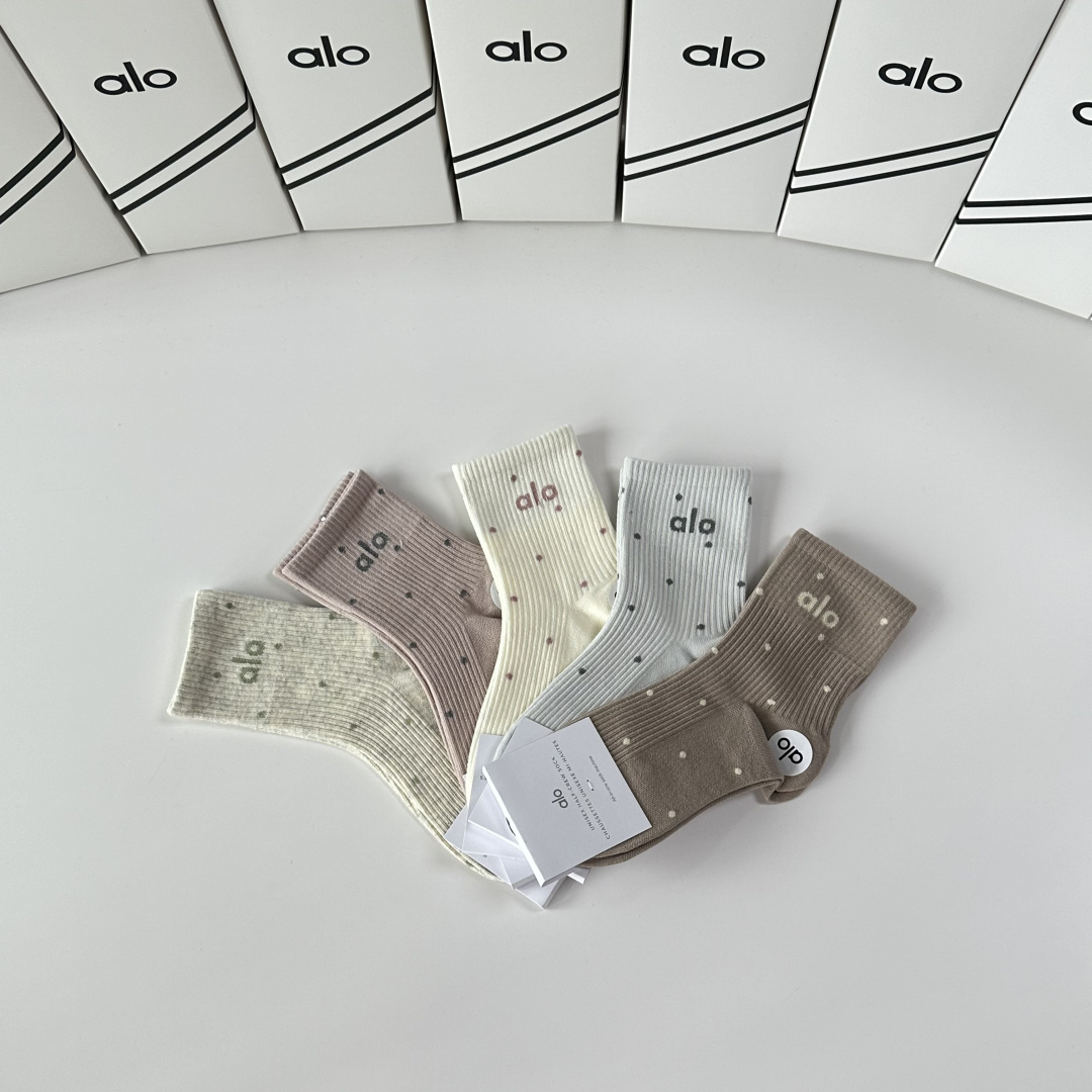 💛配专柜包装ALO 新款中长款堆堆袜袜子！一盒五双，专柜同步筒袜袜子，💛大牌出街，潮人必备🔥超好搭。