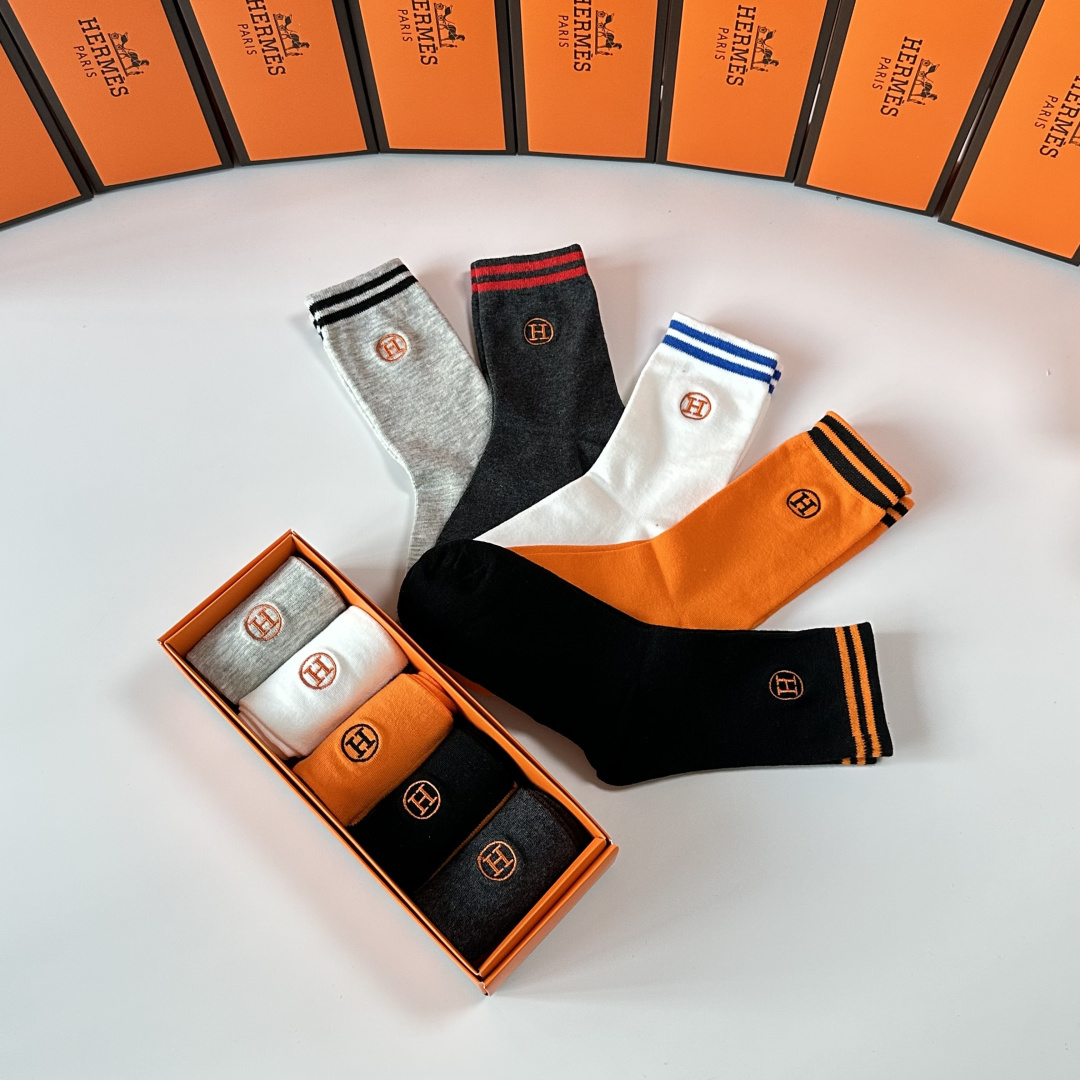 💛配专柜包装Hermes （爱马仕）新款刺绣中长款堆堆袜袜子！一盒五双，专柜同步筒袜袜子，💛大牌出街，潮