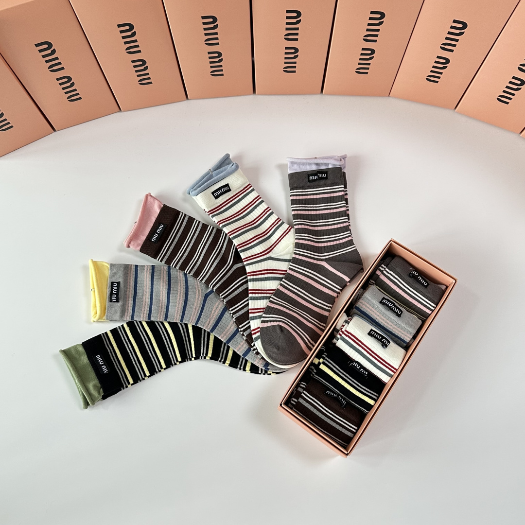 💛配包装MiuMiu（缪缪）新款饰品袜经典中长筒袜堆堆袜袜子！一盒五双， 专柜同步筒袜袜子，💛大牌出街，