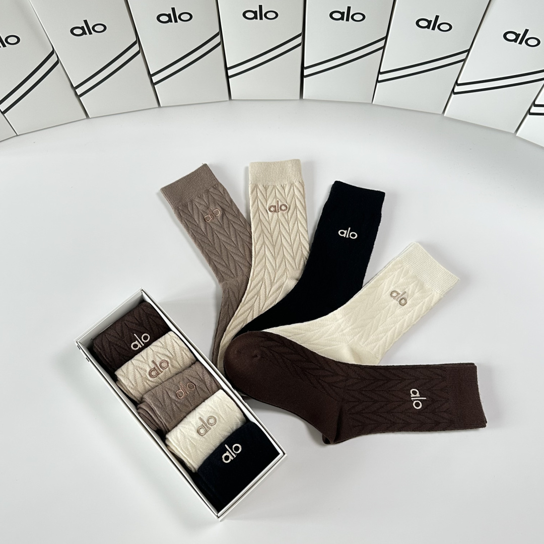 💛配包装ALO 新款羊绒刺绣中长款堆堆袜袜子！一盒五双， 专柜同步筒款袜子，💛大牌出街，潮人必备🔥超好搭