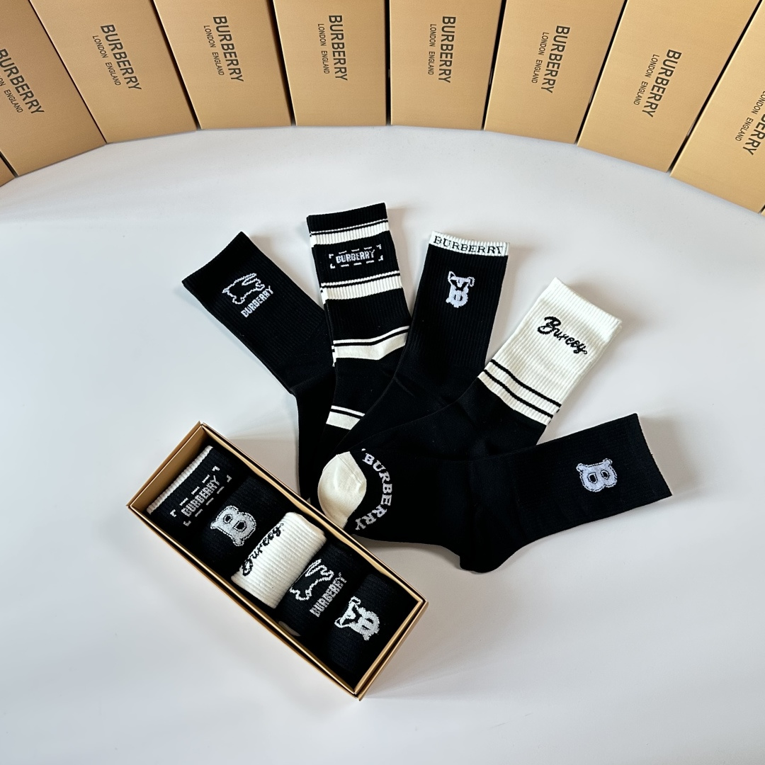 💛配包装Burberry （巴宝莉）新款中长款堆堆袜袜子！一盒五双， 专柜同步筒款袜子，💛大牌出街，潮人