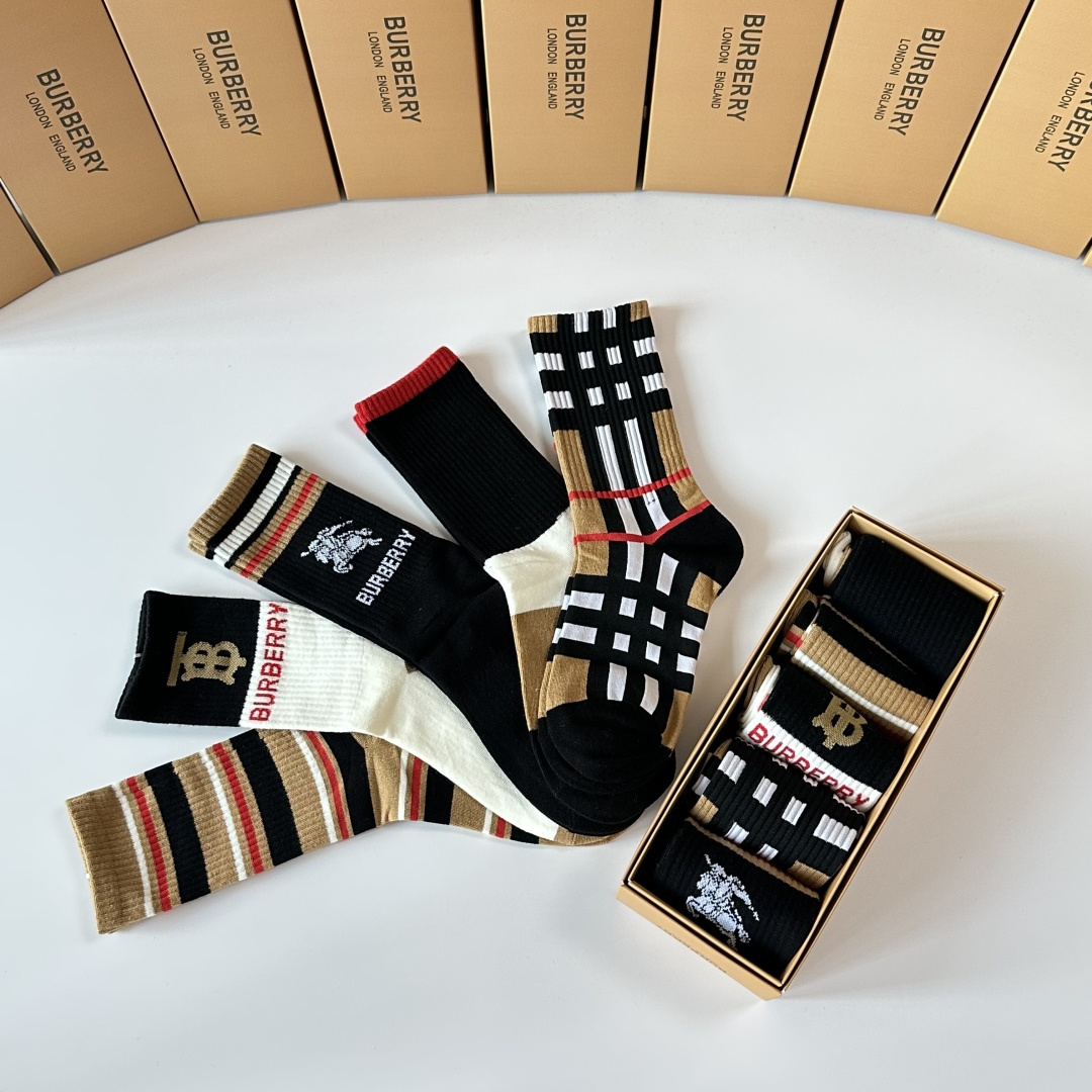 💛配包装Burberry （巴宝莉）新款中长款堆堆袜袜子！一盒五双， 专柜同步筒款袜子，💛大牌出街，潮人