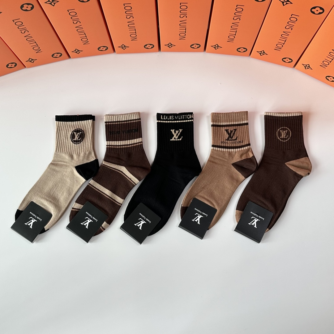 NO:618306,Specially packaged LV (Louis Vuitton) new mid-length pile socks!  Five pairs in a box, counter-synchronized tube socks, big brands out on the street, fashionable people must-have super matching socks stockings, socks, louis vuitton, louis vuitton, socks19860909特 配包装 LV（路易威登）新款中长款堆堆袜袜子！一盒五双, 专柜同步筒款袜子,大牌出街,潮人必备超好搭袜子丝袜,袜子,louis vuitton,louis vuitton,socks,accessory