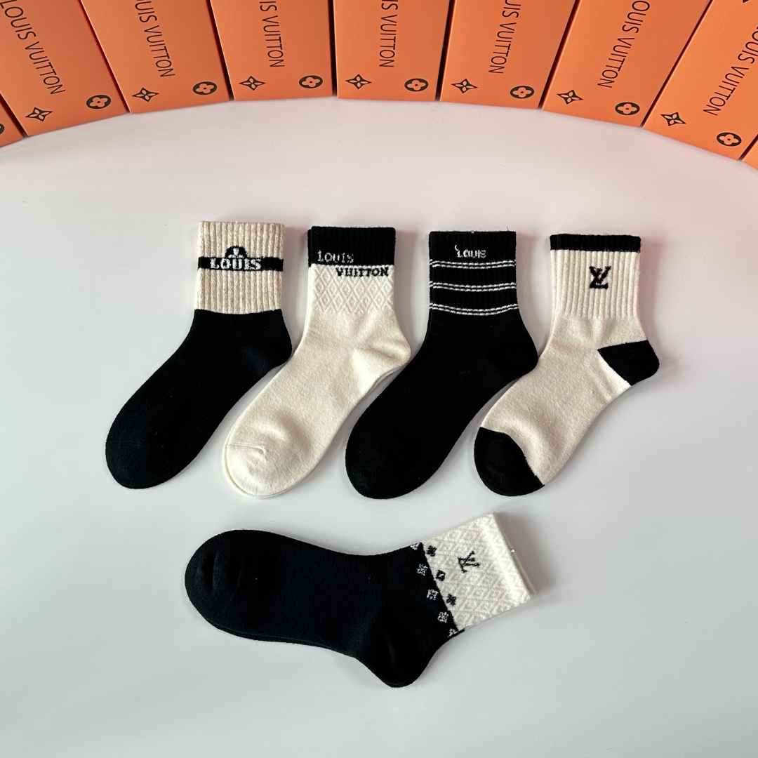 💛配包装LV（路易威登）新款羊毛中长款堆堆袜袜子！一盒五双， 专柜同步筒款袜子，💛大牌出街，潮人必备🔥超